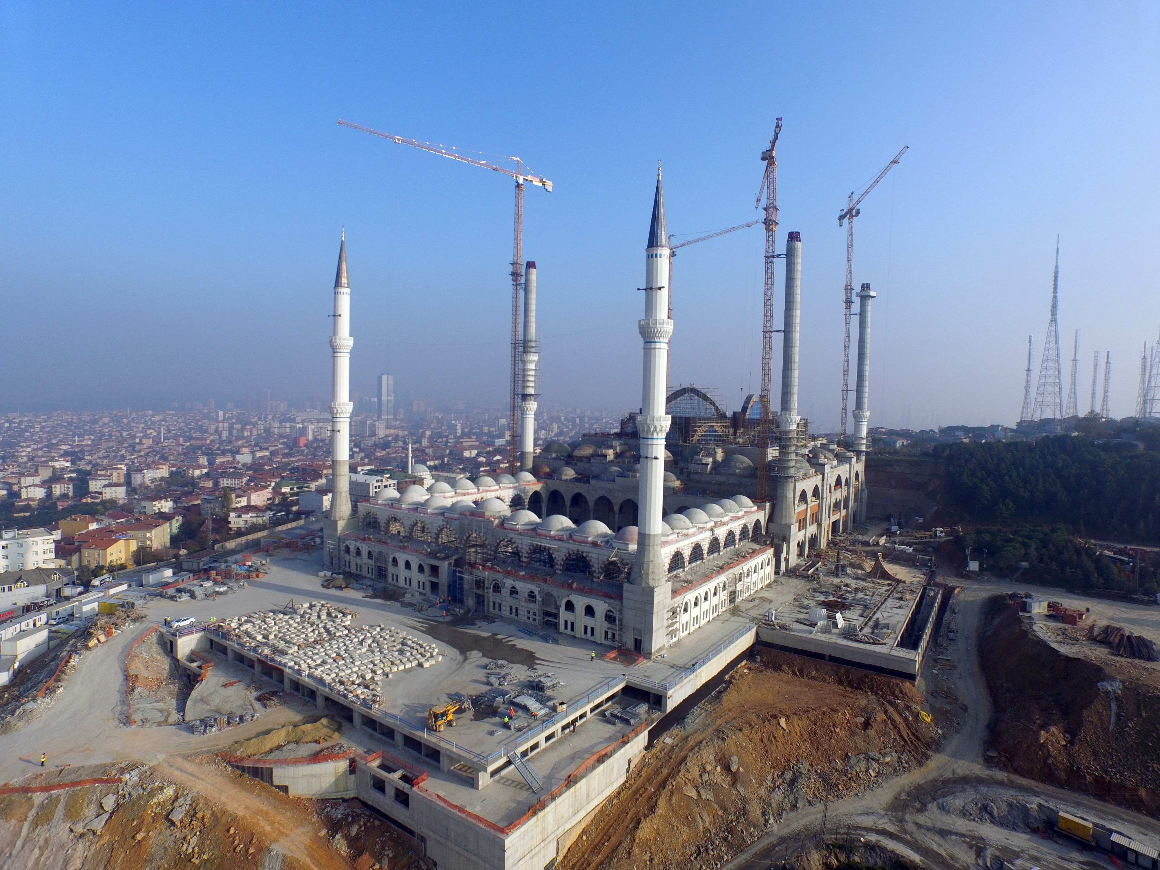 Temeli 6 Ağustos 2013'te atılan Cumhuriyet tarihinin en büyük cami projesi Çamlıca Camisi'nin kaba inşaatının yüzde 95'i tamamlandı. (Umut Özgan - Anadolu Ajansı)