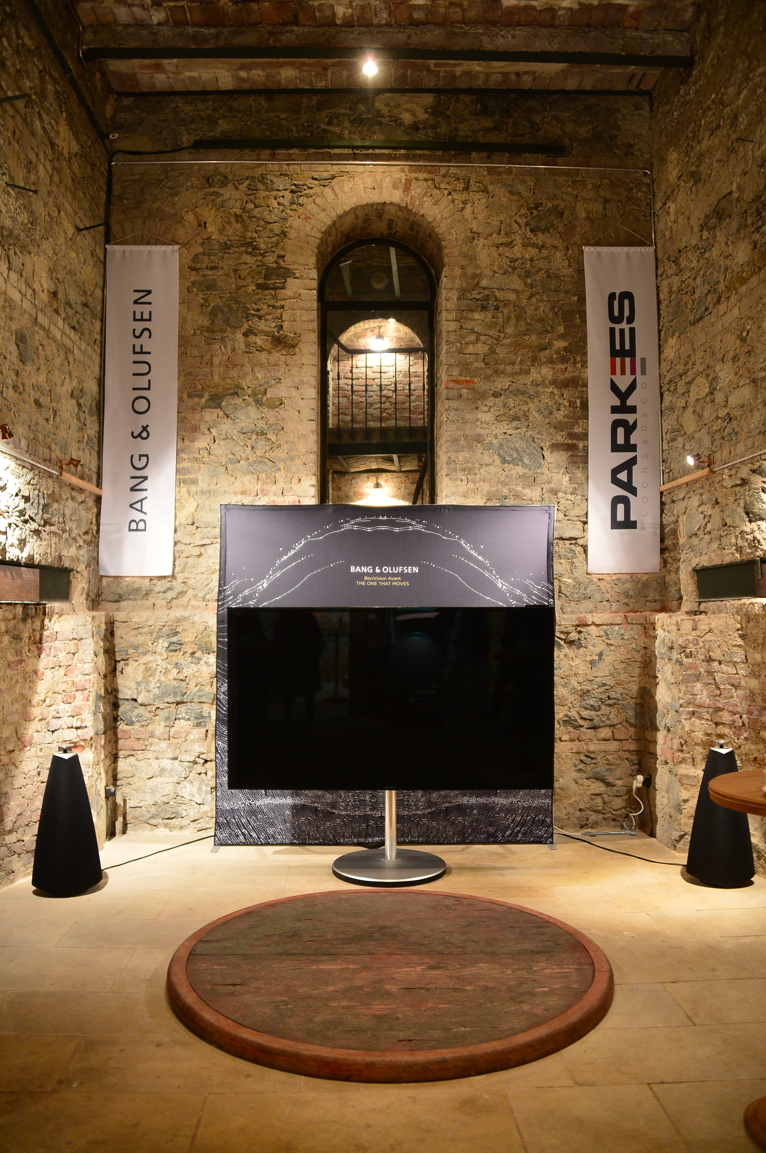 2 Bang&Olufsen BeoVision 85