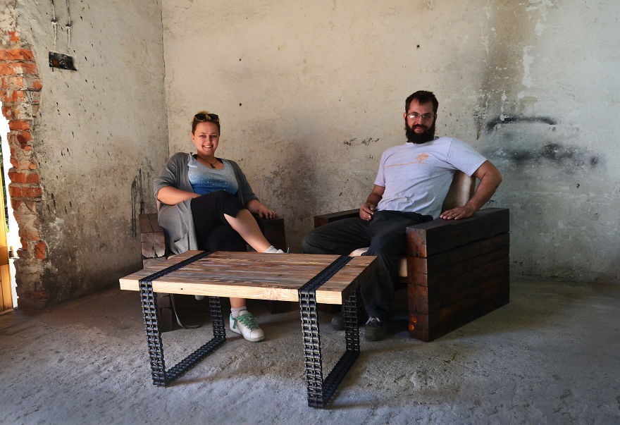 We-turned-old-wood-rusty-chain-into-coffee-table-57345b511bfba__880