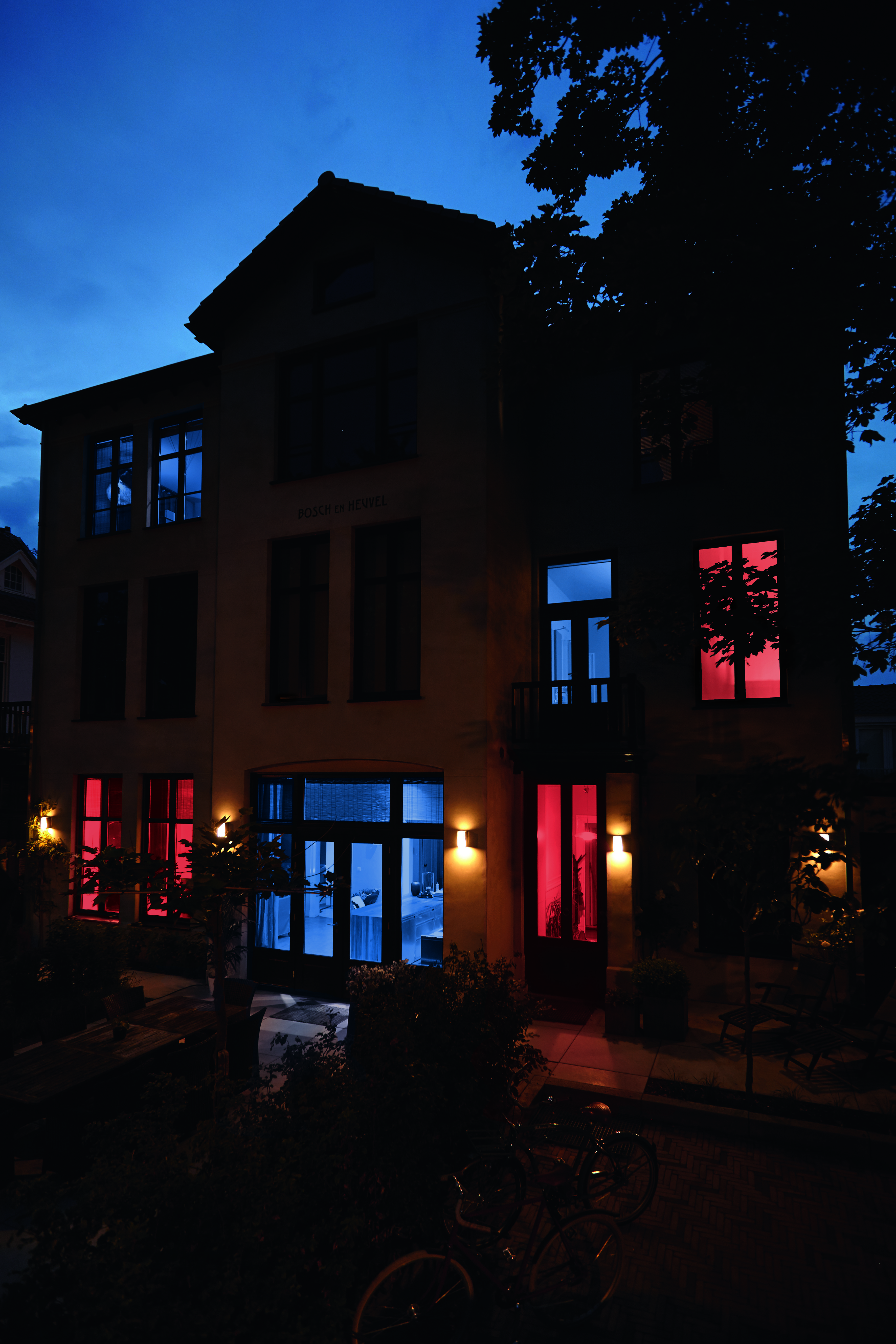 1477303635_hue_peace_of_mind_a2_light_schedules_for_home_automation_straight_lights_on_hi_res